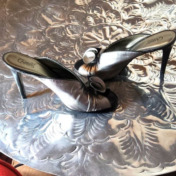 Carlos Santana 4"high heel mules, pewter silver in color,and black,leather upper - Picture 2 of 9